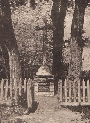 Символічна могила Любарта у замку на поштовій листівці початку ХХ століття