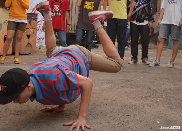 У центрі Луцька влаштували хіп-хоп вечірку. ФОТО  