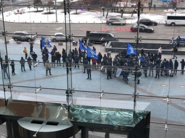 Активісти заблокували торговий центр у Києві. ФОТО