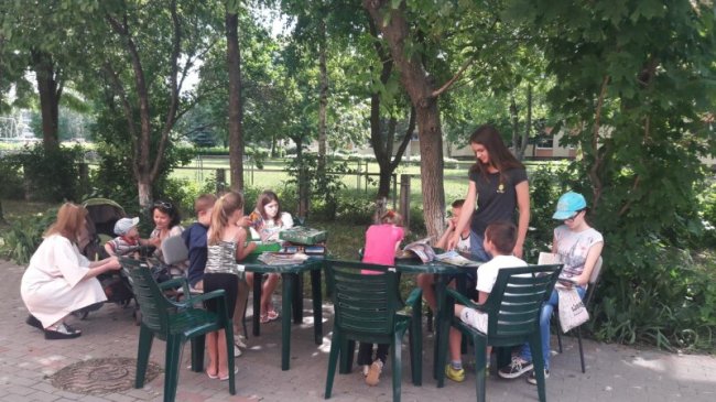 Лучан кличуть читати книги просто неба