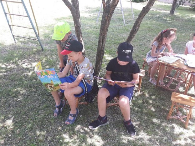 Лучан кличуть читати книги просто неба