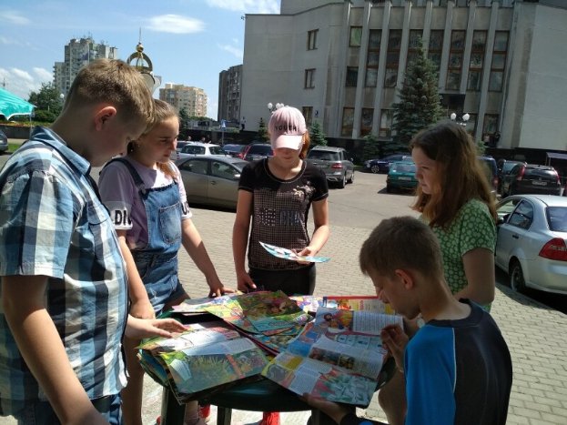 Лучан кличуть читати книги просто неба