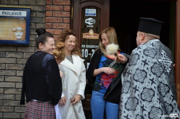 Під час хресної ходи у Луцьку окропили навіть мормонів