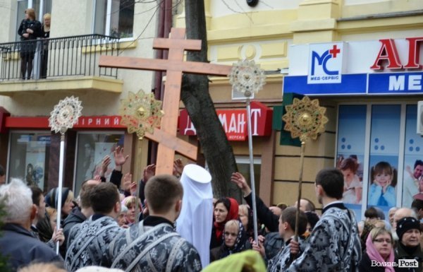 Під час хресної ходи у Луцьку окропили навіть мормонів