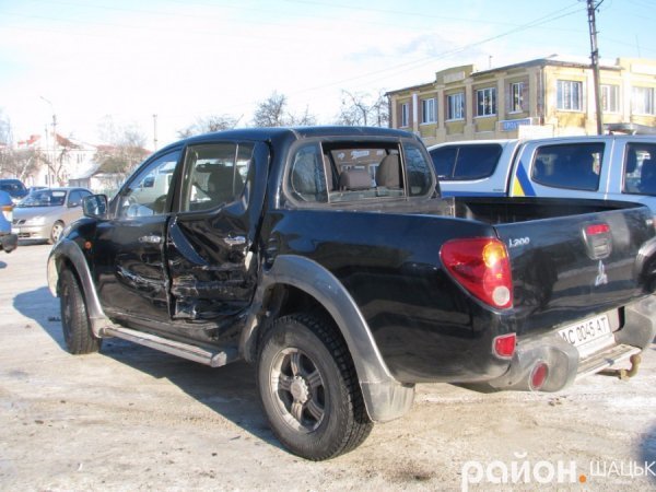 У Шацьку «ЗіЛ» зіткнувся з пікапом