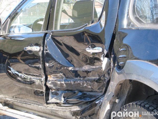 У Шацьку «ЗіЛ» зіткнувся з пікапом