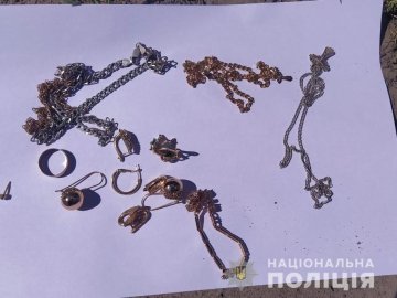 На Волині затримали 23-річну дівчину, яка викрала з будинку золоті прикраси