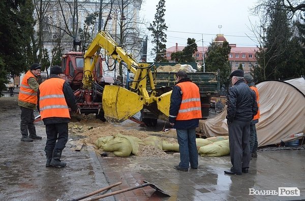 У луцькому наметовому розібрали барикади. ФОТО
