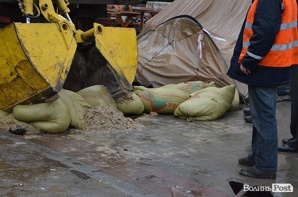 У луцькому наметовому розібрали барикади. ФОТО