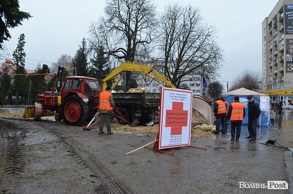 У луцькому наметовому розібрали барикади. ФОТО