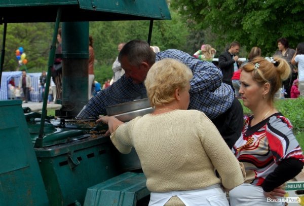 Як у Луцьку їли кашу і співали фронтових пісень