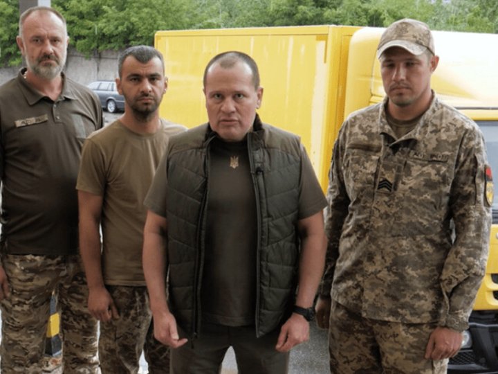 Бійці 28 бригади отримали від волонтерів потужну вантажівку з гідробортом для посилення логістики