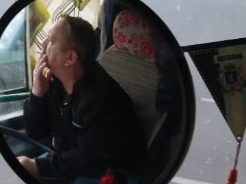 Що «світить» водію луцького тролейбуса, який курив під час руху