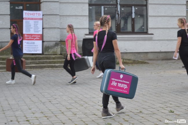 З хлібом, горілкою та кров’ю: у Луцьку відкрили фестиваль театрів. ФОТО