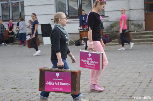 З хлібом, горілкою та кров’ю: у Луцьку відкрили фестиваль театрів. ФОТО