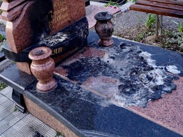 У Нововолинську підпалили пам’ятник на могилі Катерини Литкіної, яку у 2016 році вбили два брати. ФОТО