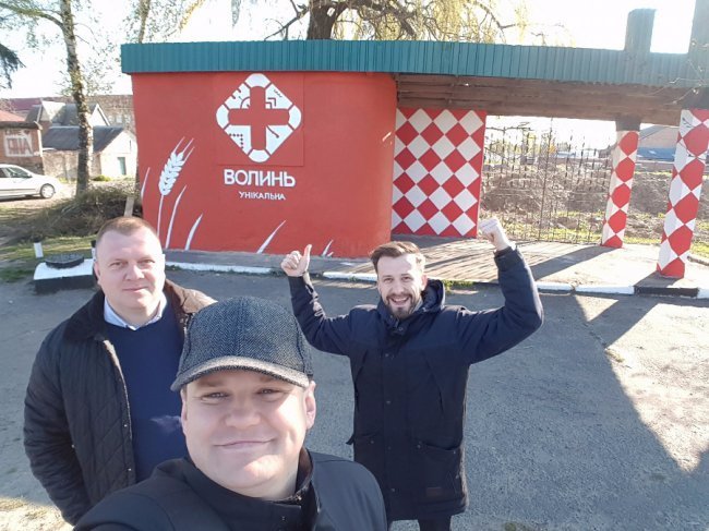 Зупинку поблизу Луцька прикрасили туристичним лого