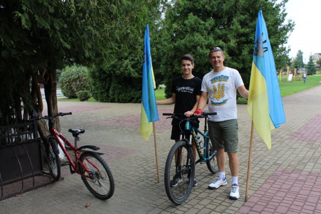 Велосипедисти із Підгайцівської громади проїхали півсотні кілометрів до Дня Прапора. ФОТО