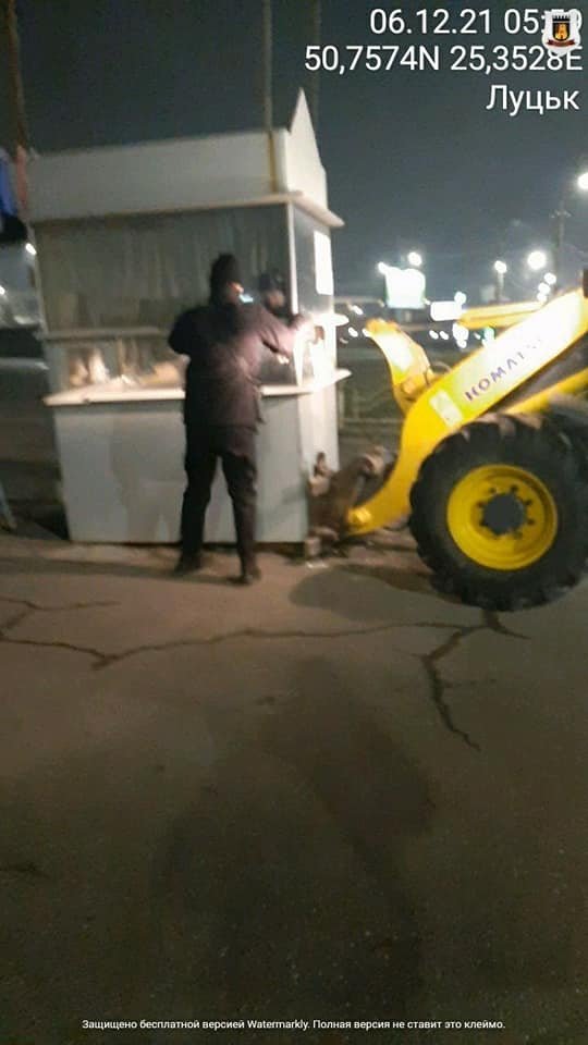 У Луцьку на Карпенка-Карого демонтували незаконні шлагбауми. ФОТО 