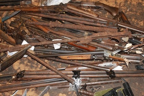 З ножів та пістолетів зроблять дзвони. ФОТО