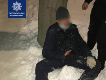 У Луцьку патрульні допомогли чоловікові, який лежав у снігу