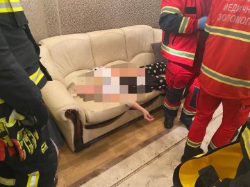 Рятувальники знайшли непритомною лучанку у власній квартирі. ФОТО