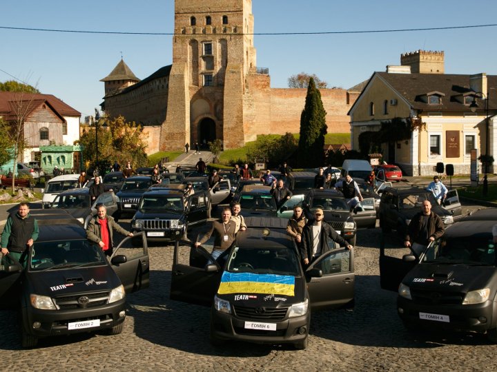 У Луцьку військовим передали 25 автомобів, які купили за гроші з концертів хору «Гомін»