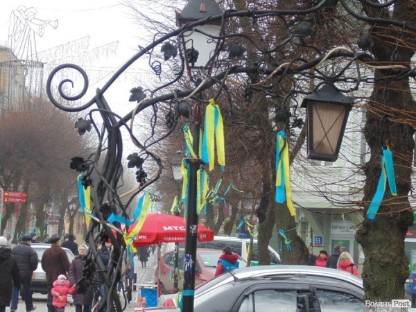 Вулицю в центрі Луцька «забомбили» синьо-жовтими стрічками. ФОТО