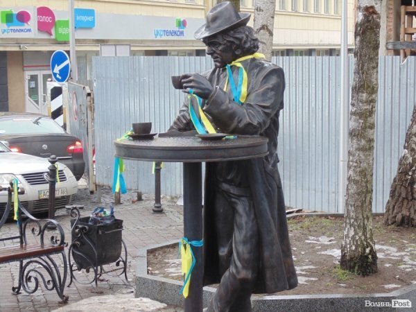 Вулицю в центрі Луцька «забомбили» синьо-жовтими стрічками. ФОТО