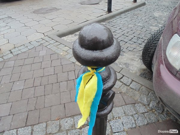 Вулицю в центрі Луцька «забомбили» синьо-жовтими стрічками. ФОТО