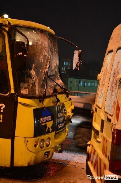 Аварія у Луцьку: через слизоту зіткнулися мікроавтобус, маршрутка і легковик. ФОТО