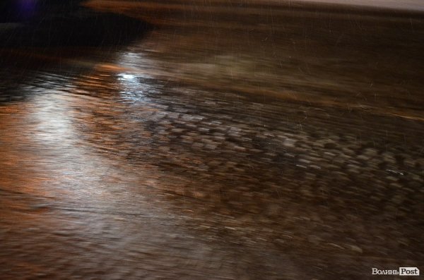 Аварія у Луцьку: через слизоту зіткнулися мікроавтобус, маршрутка і легковик. ФОТО