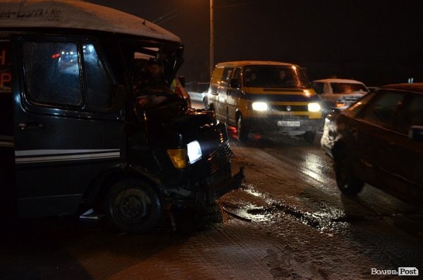 Аварія у Луцьку: через слизоту зіткнулися мікроавтобус, маршрутка і легковик. ФОТО