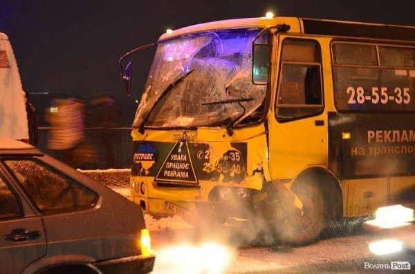 Аварія у Луцьку: через слизоту зіткнулися мікроавтобус, маршрутка і легковик. ФОТО