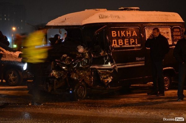 Аварія у Луцьку: через слизоту зіткнулися мікроавтобус, маршрутка і легковик. ФОТО