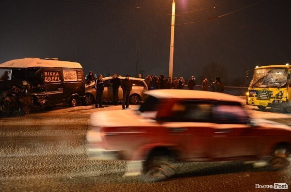 Аварія у Луцьку: через слизоту зіткнулися мікроавтобус, маршрутка і легковик. ФОТО