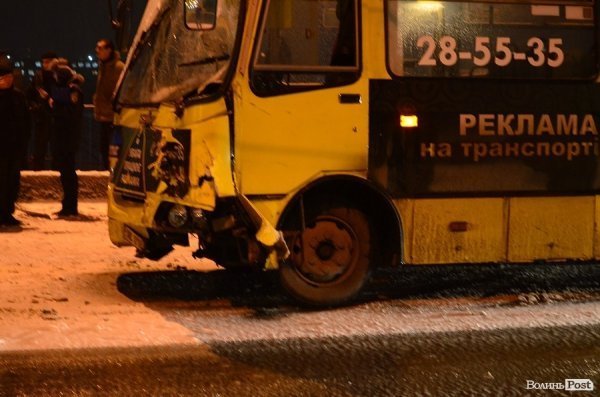 Аварія у Луцьку: через слизоту зіткнулися мікроавтобус, маршрутка і легковик. ФОТО