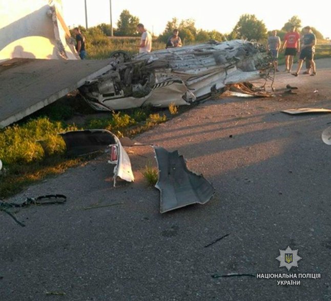 На Полтавщині автомобіль зніс зупинку: чоловік загинув на місці. ФОТО