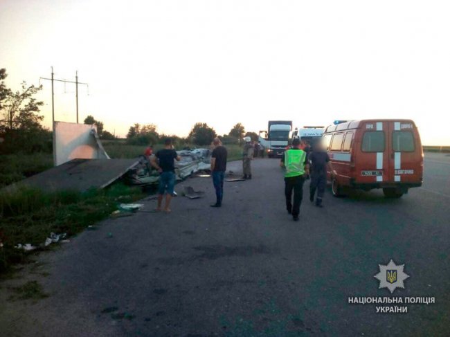На Полтавщині автомобіль зніс зупинку: чоловік загинув на місці. ФОТО