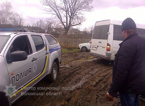 Волинські поліцейські врятували водія із грязевої пастки