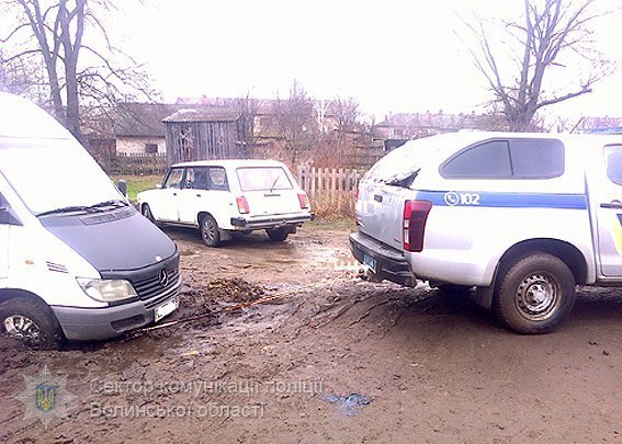 Волинські поліцейські врятували водія із грязевої пастки
