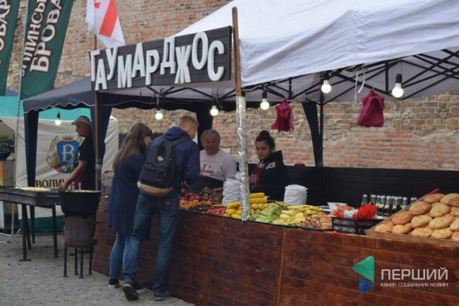 Дощ, холод і ріки пива: у Луцьку триває фестиваль. ФОТО