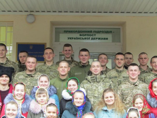 На Волині молодь колядувала для прикордонників. ФОТО