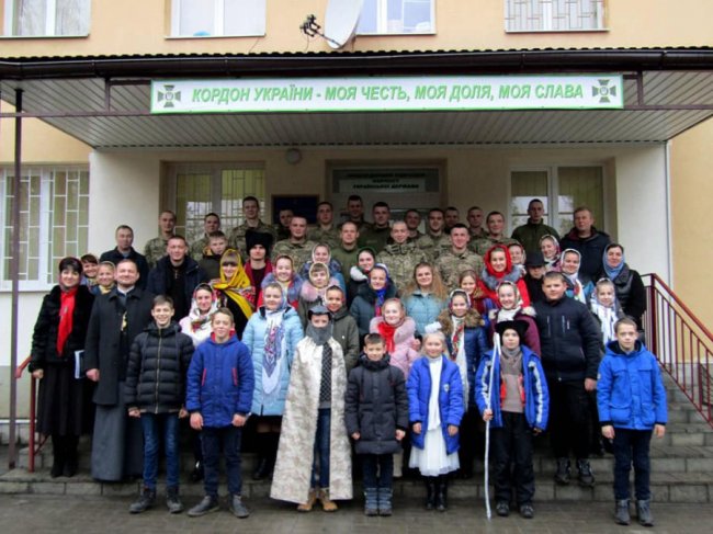 На Волині молодь колядувала для прикордонників. ФОТО
