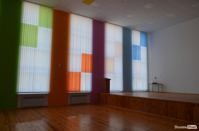 Кольорові стіни, ігрова кімната і басейн: луцька школа №27 зсередини. ФОТО