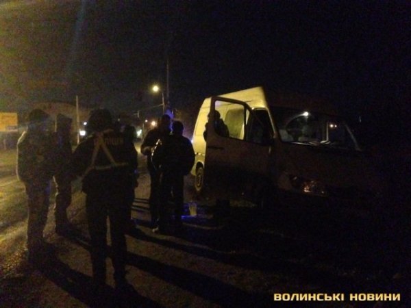 У Луцьку бус завис над прірвою, водій ‒ п’яний