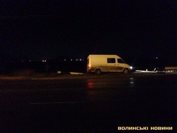 У Луцьку бус завис над прірвою, водій ‒ п’яний