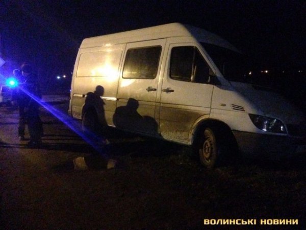 У Луцьку бус завис над прірвою, водій ‒ п’яний