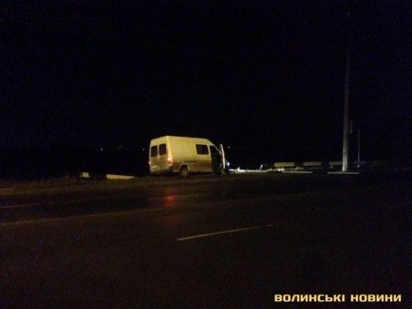 У Луцьку бус завис над прірвою, водій ‒ п’яний