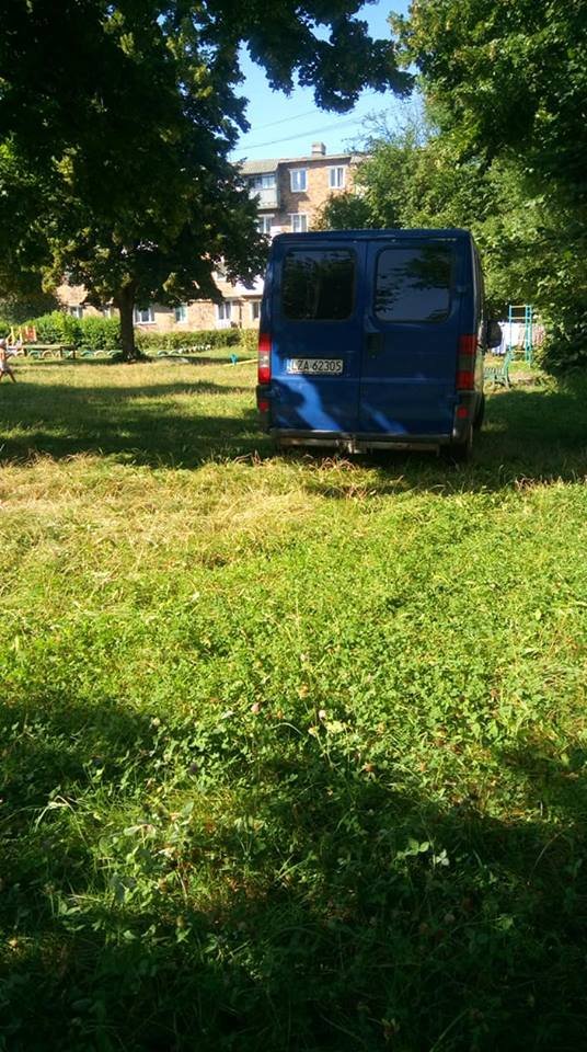 На зауваження відповідає агресивно, - волинянин про водійку, яка паркується на дитячому майданчику